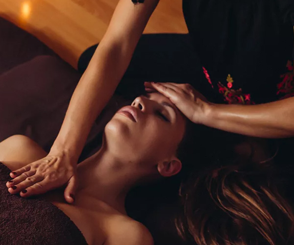 Mujer recibiendo un masaje sublime