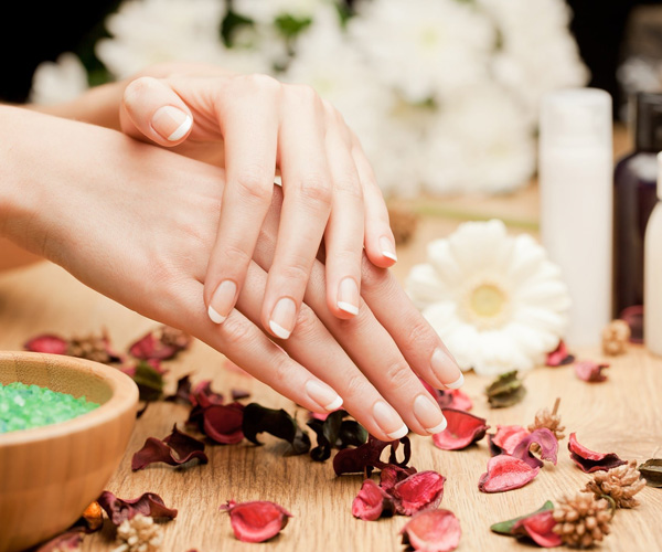 Foto de manos de mujer con manicura